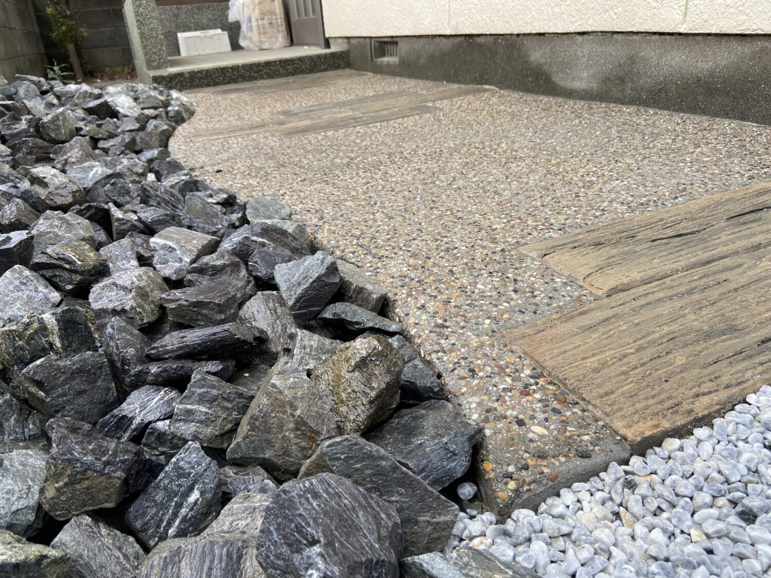 豆砂利洗い出し　コンクリート枕木(熊本市外構工事)